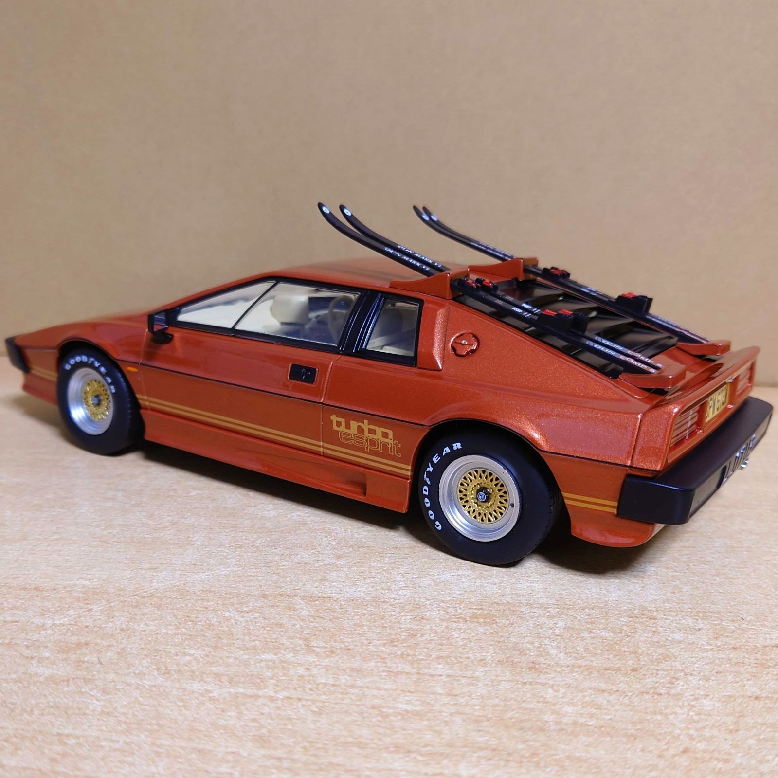 1/18 ロータスエスプリターボ スキー板付き カッパー/ゴールド