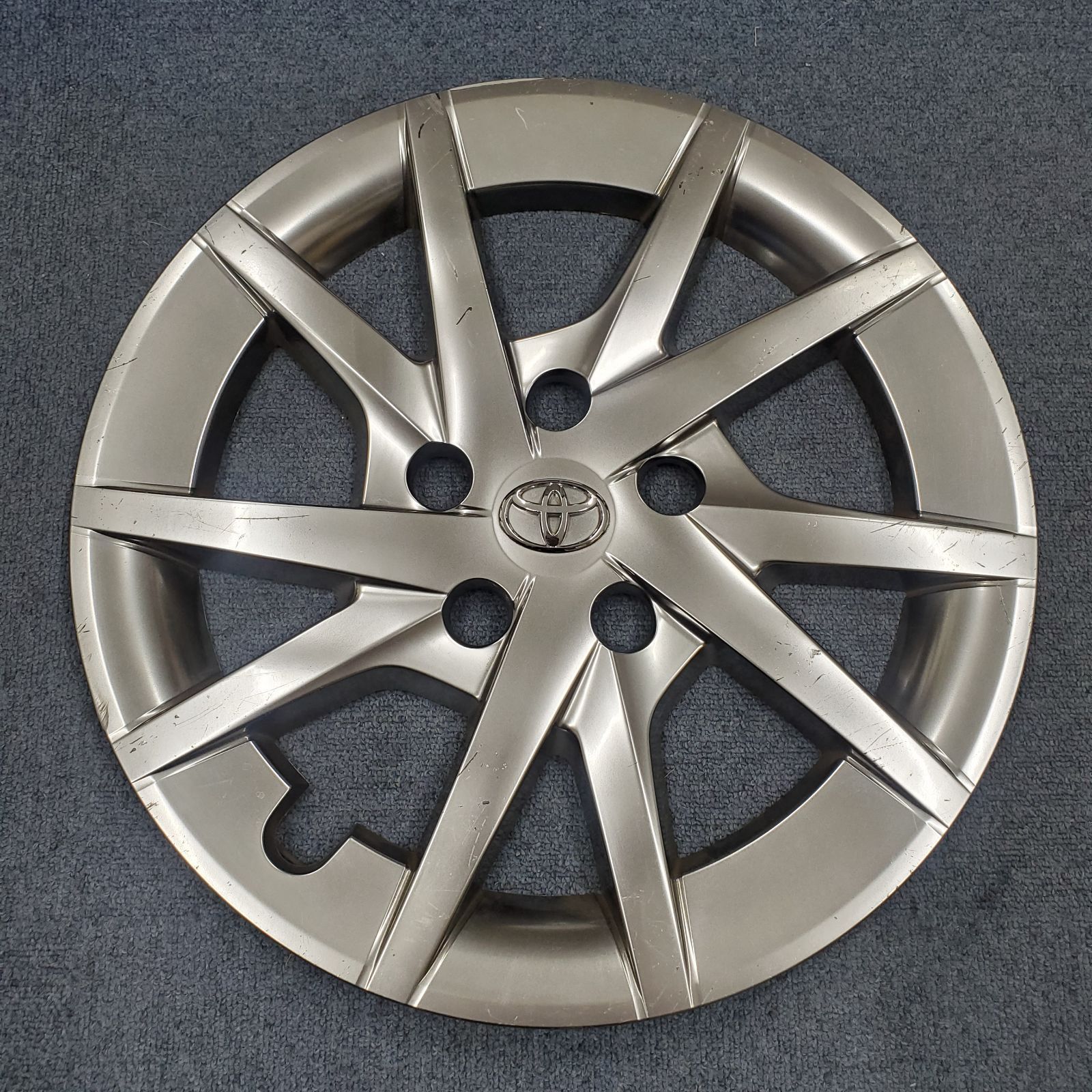 1067】トヨタ プリウスα 40系 ハイグロス ホイールキャップ 1枚 - メルカリ