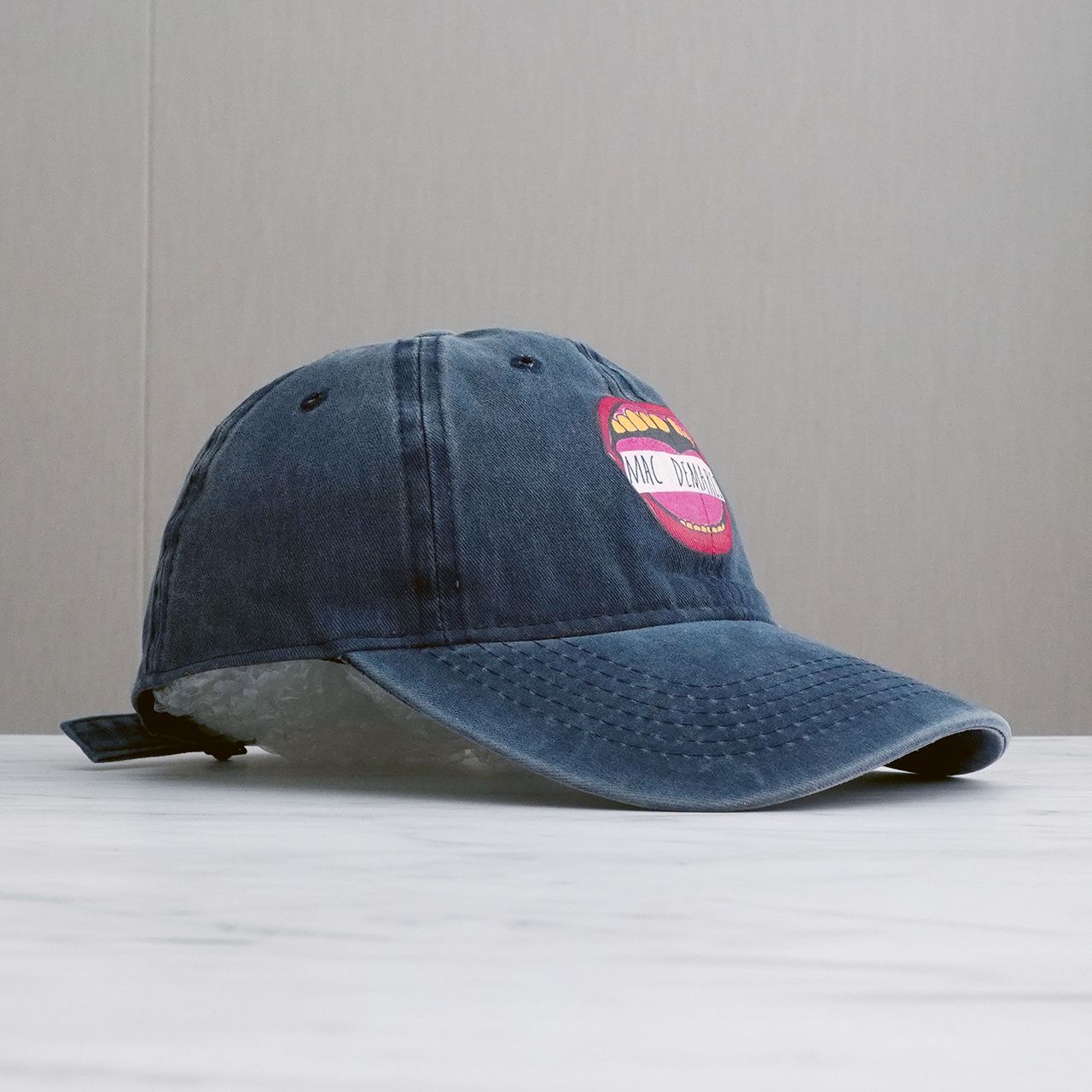 Mac DeMarco】マック・デマルコ マウスプリント ベースボールキャップ