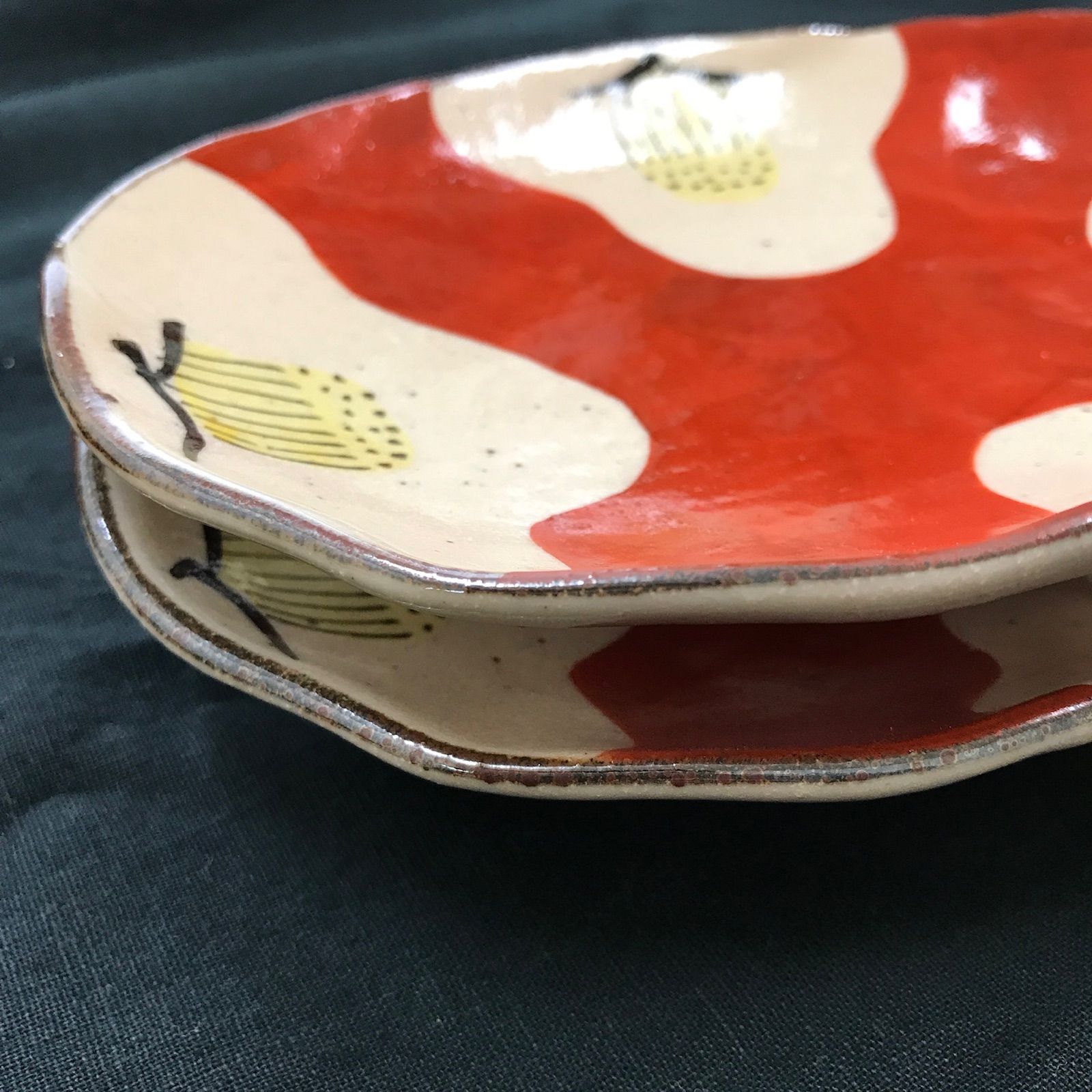 【2枚】 美濃焼 和モダン 手描赤絵椿楕円皿　煮物鉢 三つ足　お正月　お値打品