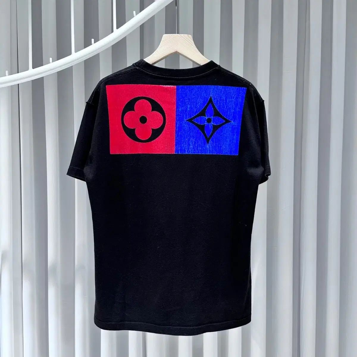 M ／ Louis Vuitton(ルイヴィトン) マルチ フラワー ロゴ 半袖 黒 