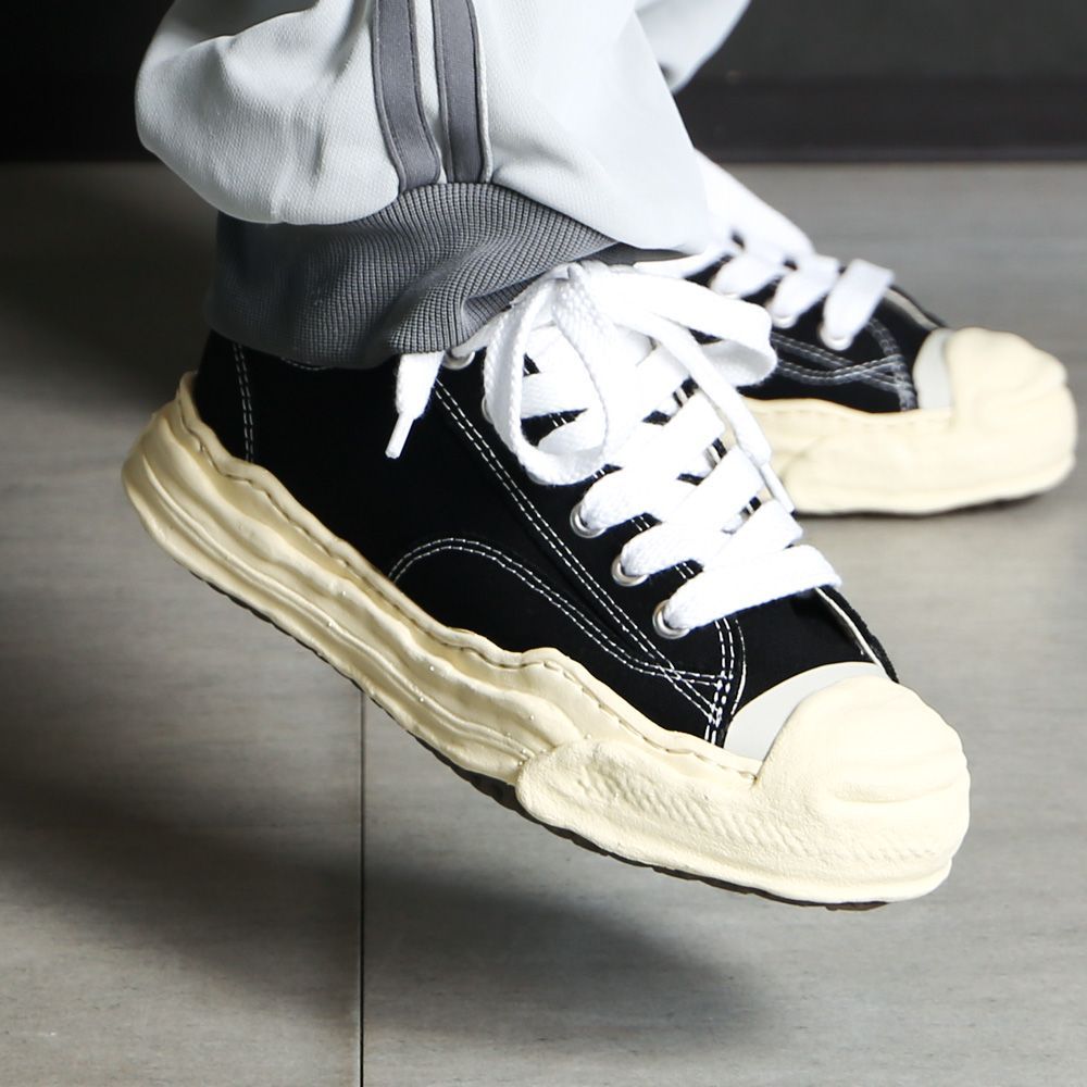 lowcut sneaker