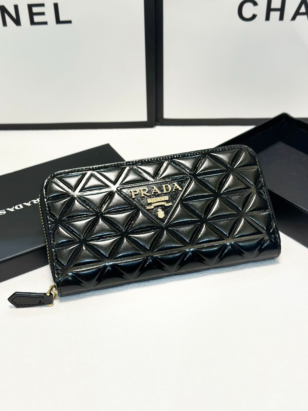 今日 PRADA プラダ ブラック シングルジッパー クラッチ ウォレット 在庫 価格 ?
