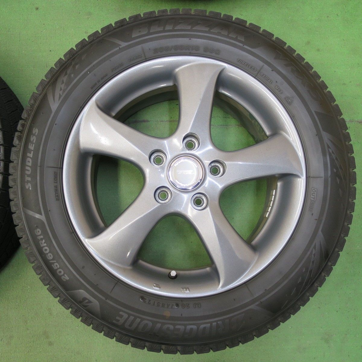 バリ溝!22年!9.5分☆スタッドレス 205/60R16 ブリヂストン バリ溝!22年!9.5分☆スタッドレス 205/60R16 ブリヂストン