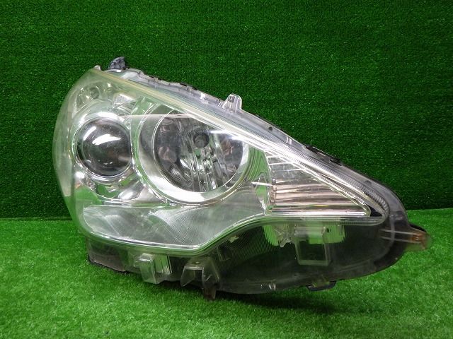 める トヨタ NHP10 アクア 前期 右ヘッドライト ハロゲン 52-244 K 250213035