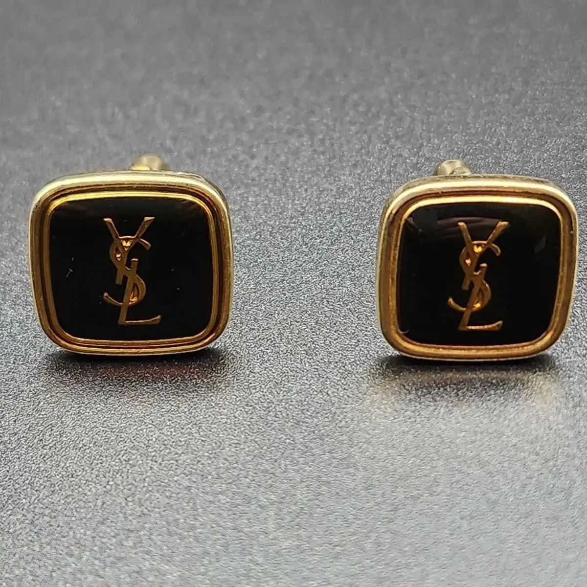 本日限定値下げ Yves Saint Laurent カフリンクス イヴ・サンローラン】🌹カフリンクス ブラック／ゴールド - メルカリ