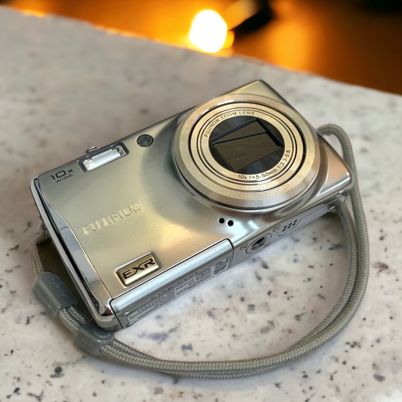 美品　バッテリー充電器付　FINEPIX F70EXR デジタルカメラ　シルバー 美品 バッテリー充電器付 FINEPIX F70EXR デジタルカメラ シルバー
