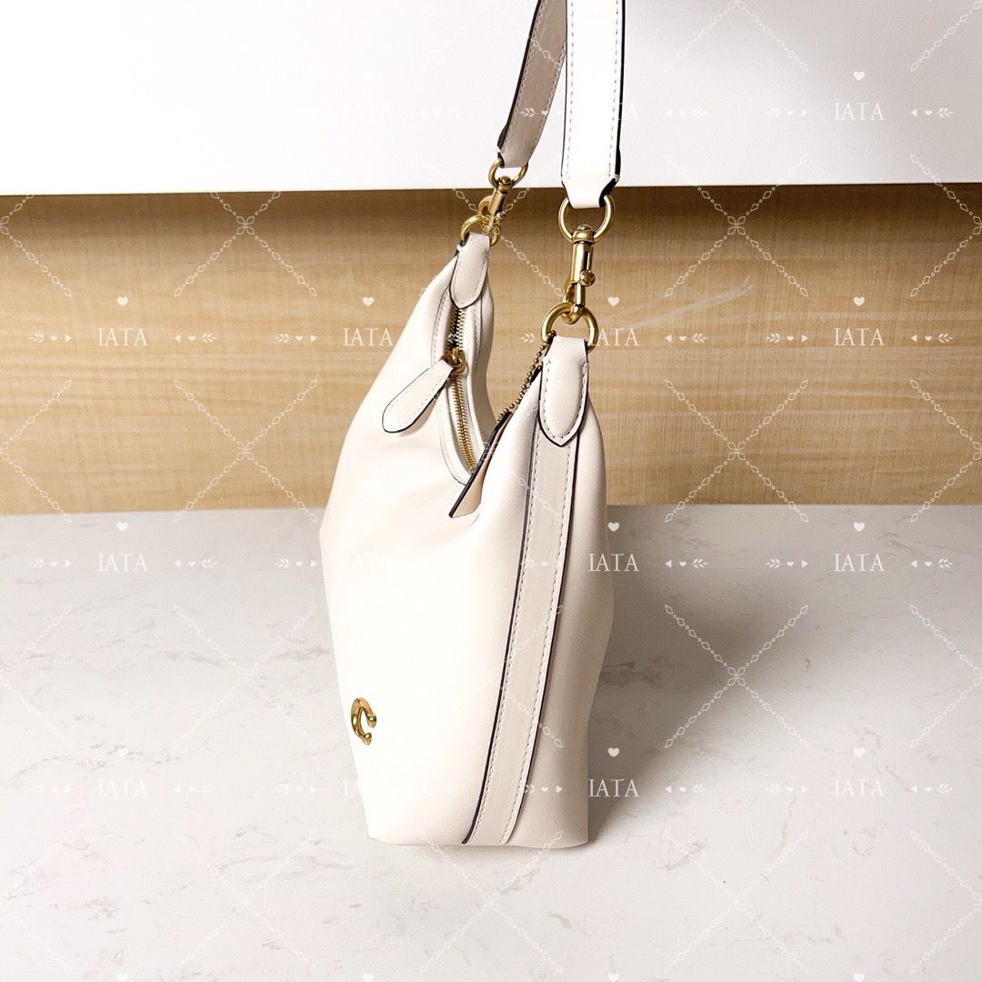 新品】COACH コーチCR981ジュリエット 脇下バッグ ホワイト - メルカリ 