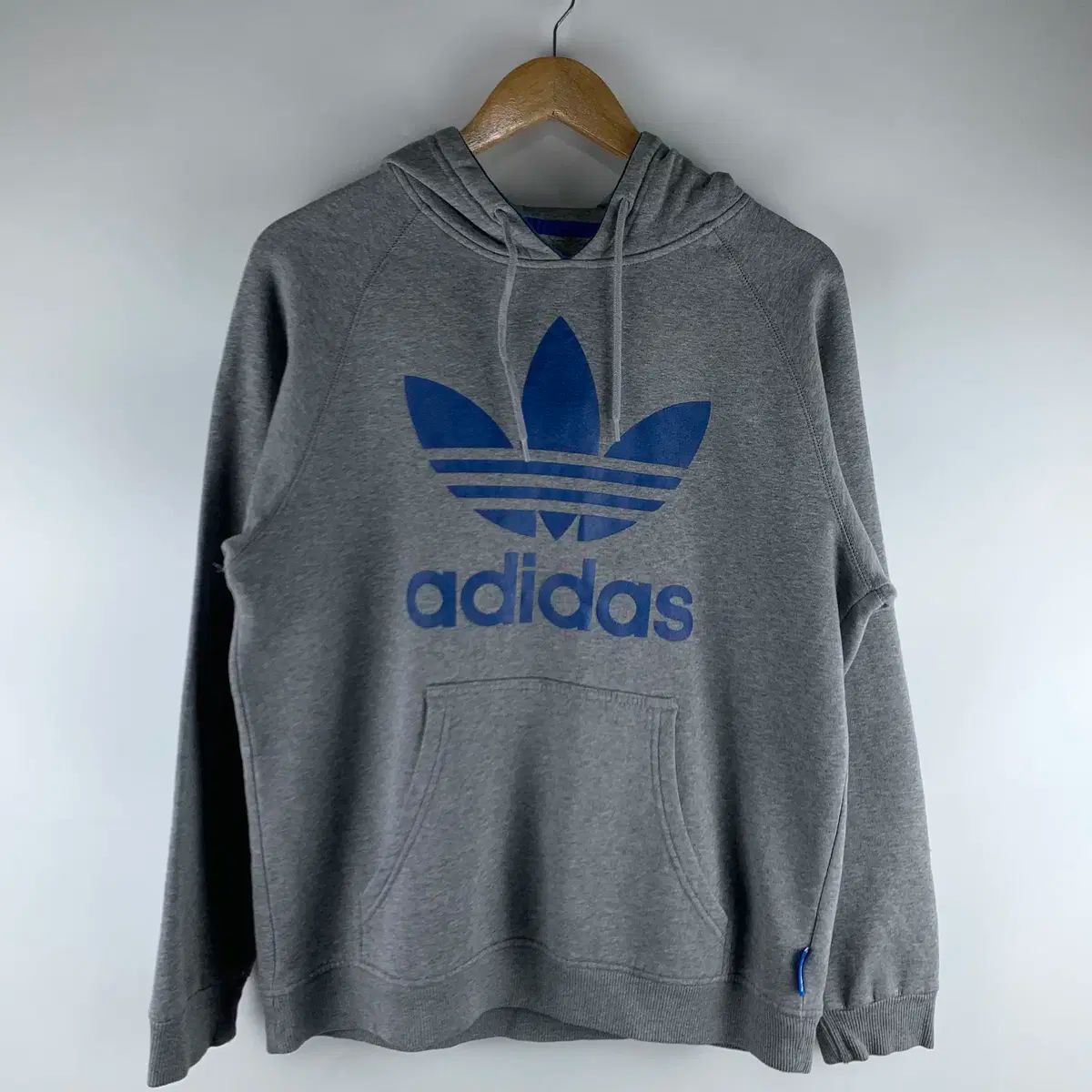 adidas(アディダス) ビッグロゴ グレー 裏起毛 フード付きTシャツ 95 250215