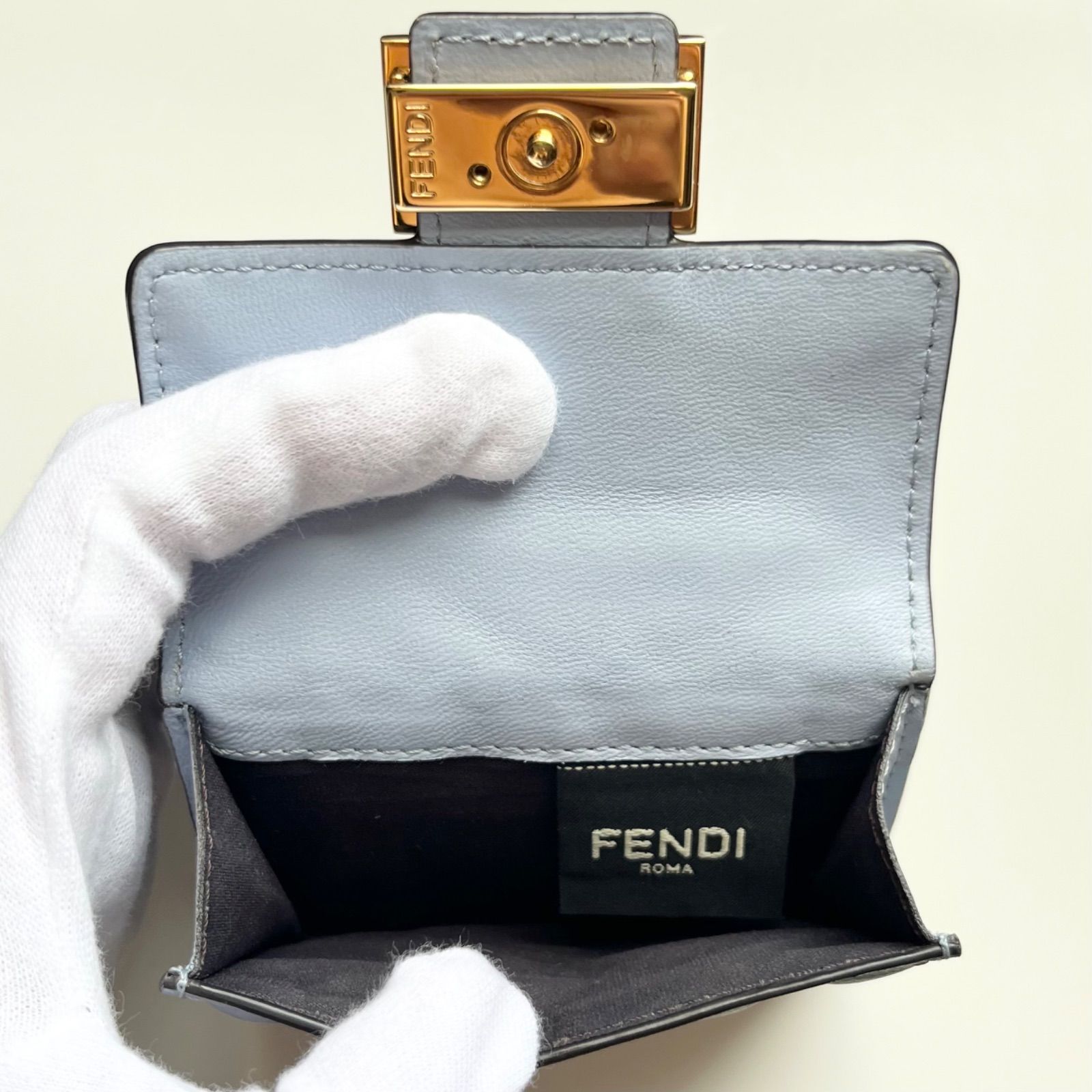 FENDI フェンディ バゲット マイクロ FF柄 三つ折り財布 ライトブルー FENDI（フェンディ） 財布 三つ折り財布 BAGUETTE MICRO TRIFOLD