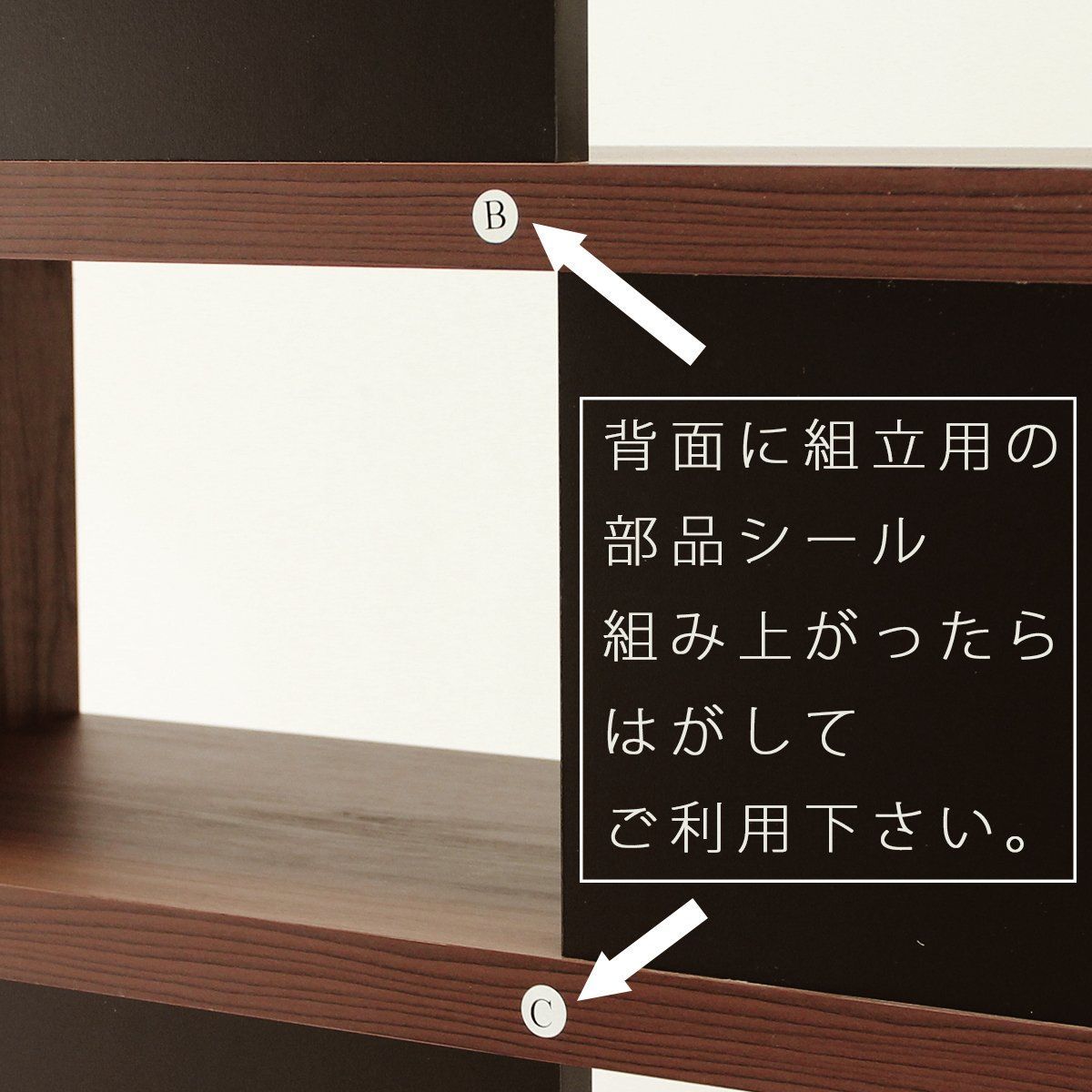 厚みのある棚板が重厚な飾り棚