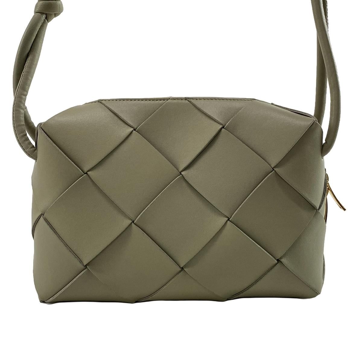 BOTTEGA VENETA(ボッテガヴェネタ) ショルダーバッグ美品 スモール カセット カメラバッグ 709417 トラバーチン(ライトカーキ)  ラムスキン - メルカリ