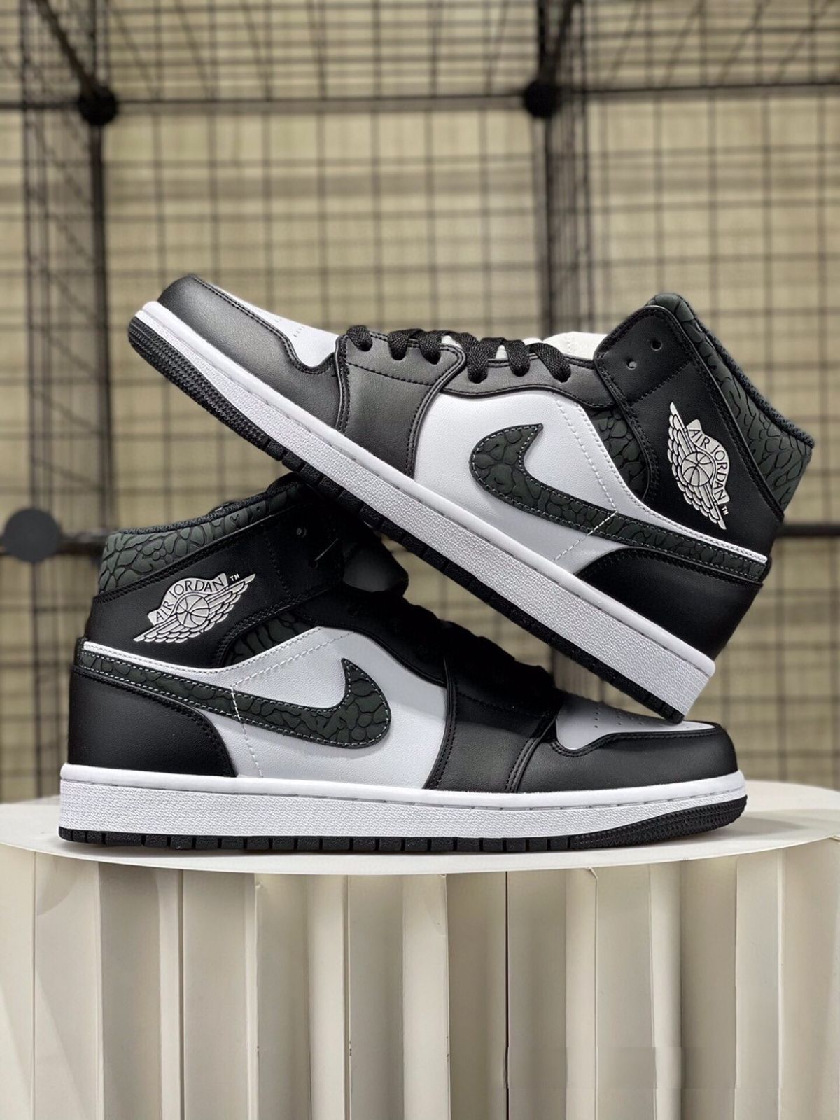AIR JORDAN 1 MID ジョーダン　箱付きほぼ未使用 お値下げしました??即購入?? Nike Air Jordan 1 Mid 箱付 男女