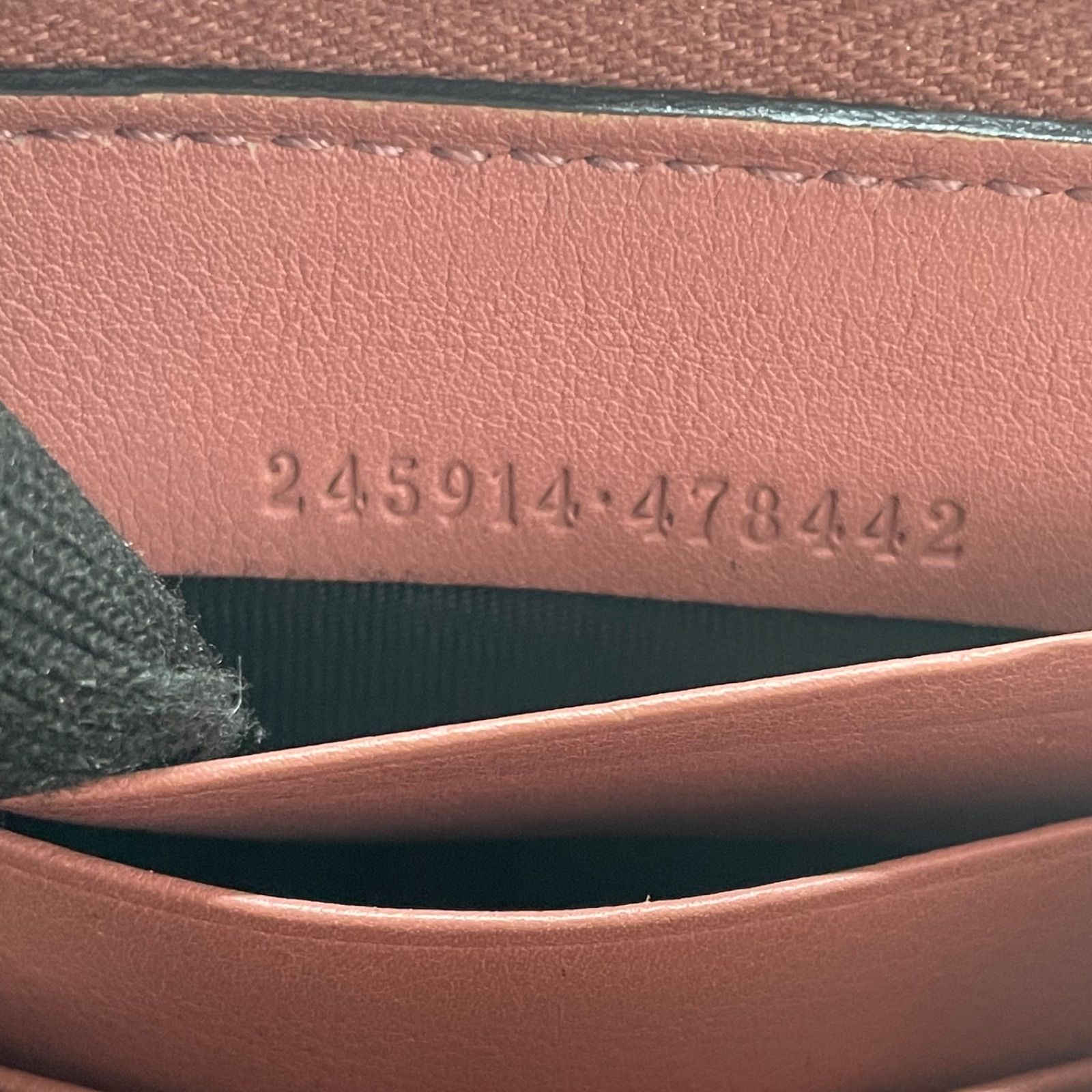1475 GUCCI グッチ 長財布 シマレザー ピンク チャーム付き