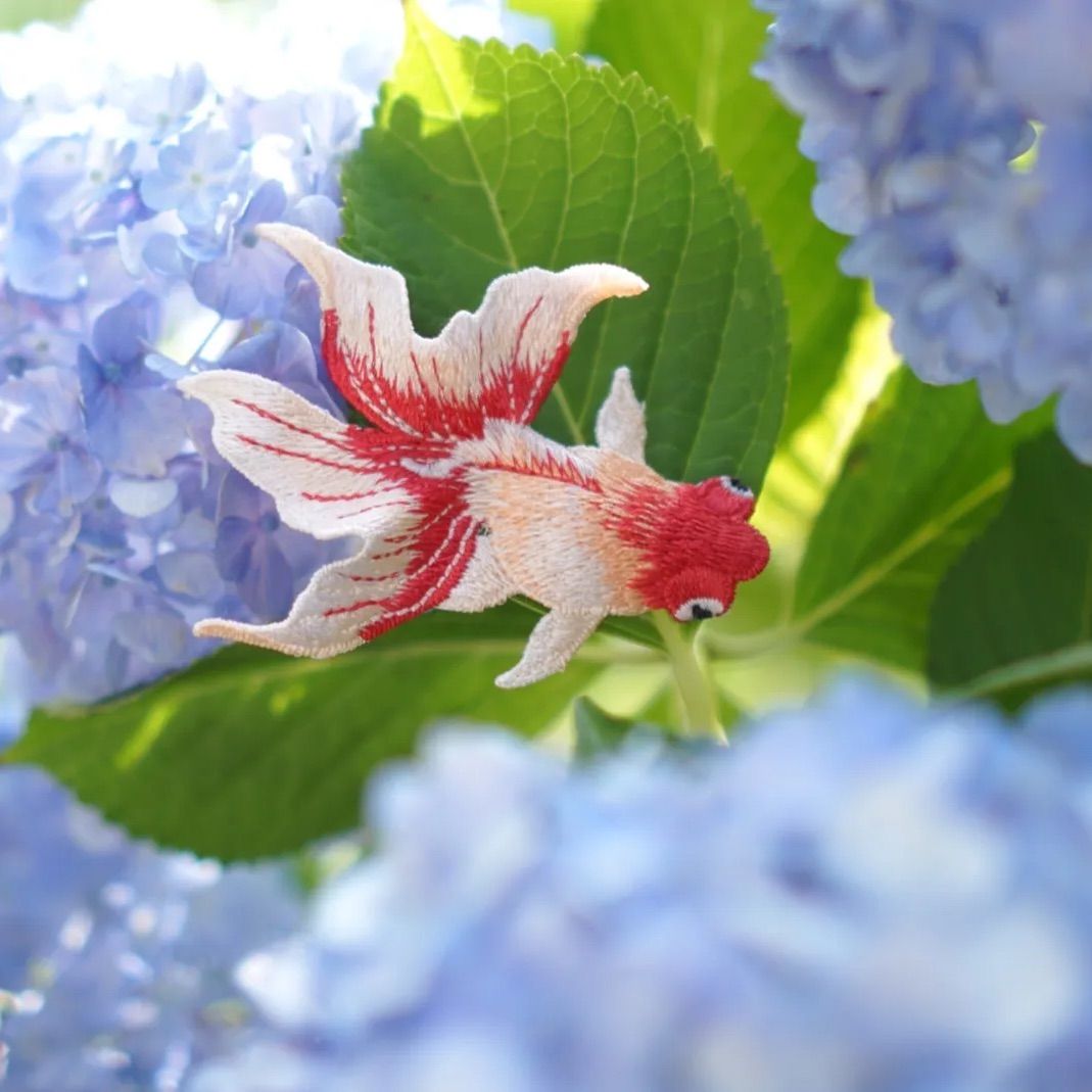 赤い金魚 立体刺繍の髪飾り 浴衣ヘアアクセサリー ふりふ好きさんにも