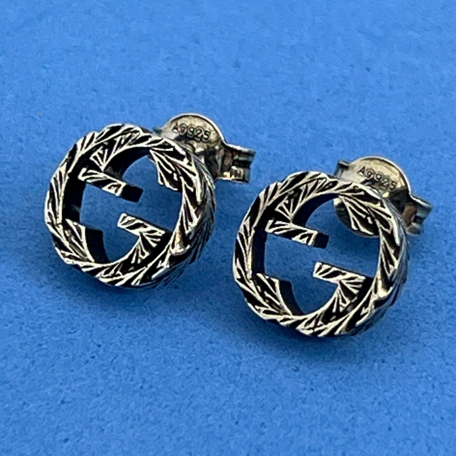 GUCCI インターロッキングg シルバー925 両耳 燻加工 ピアス0589.11