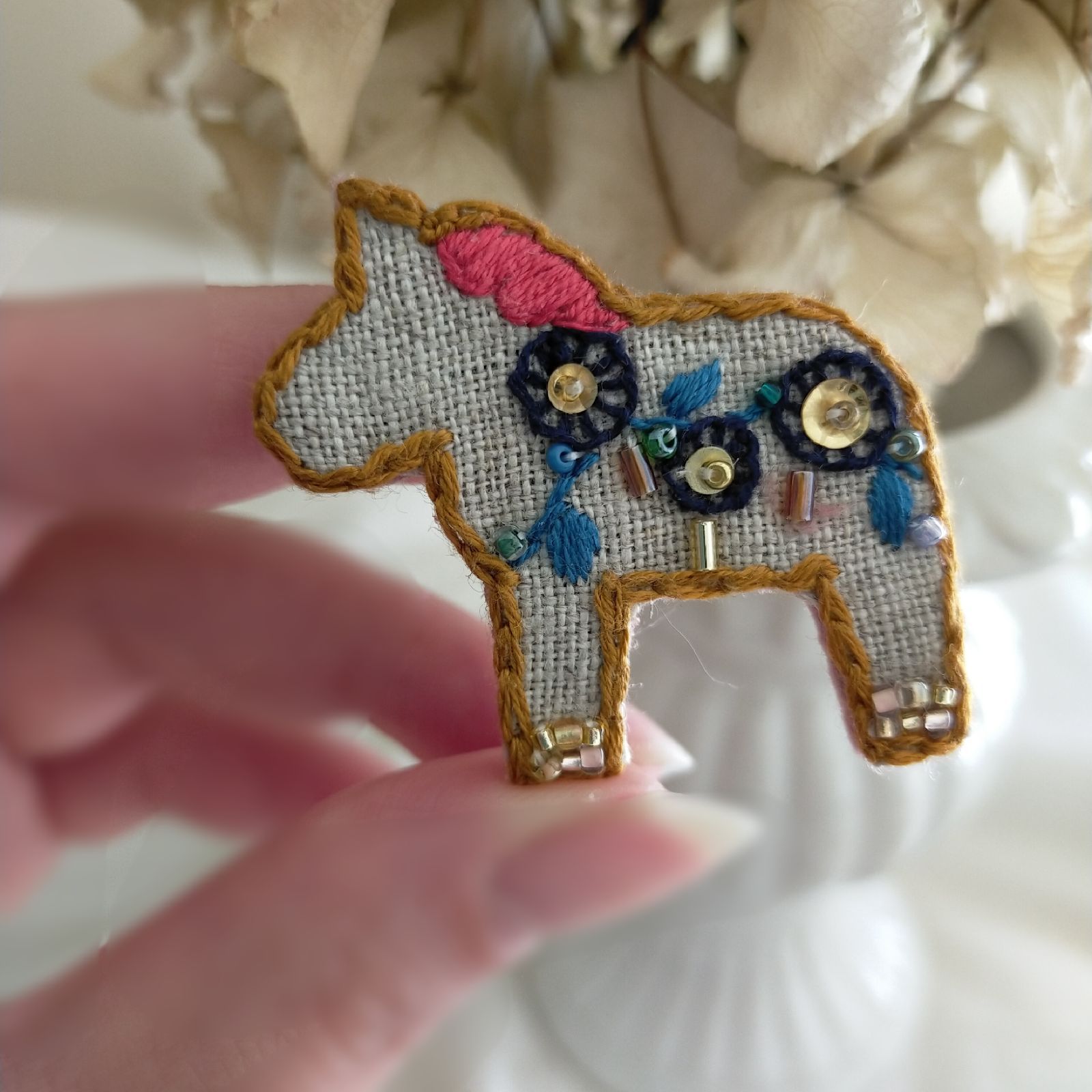 幸せを運ぶ馬*ダーナラホース 手刺繍ブローチ ビーズ スパンコール  