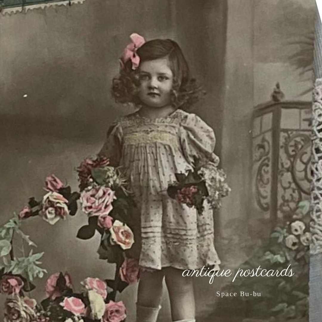 フランスアンティーク　ポストカード　大輪の薔薇とブルーリボンの少女 フランスアンティーク・ポストカード ”薔薇の花籠を抱える女の子