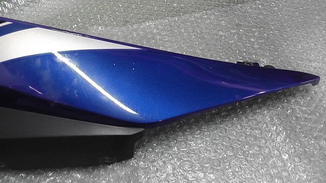 YZF-R3　RH07J-004xxx　の　シートカウル右　傷:#1698377353