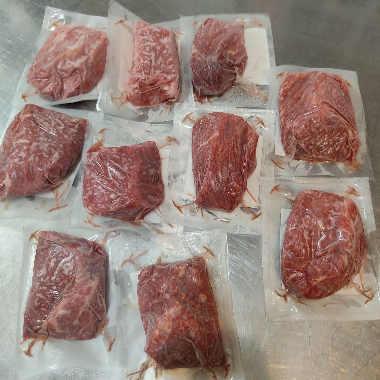 ○天然中霜降り馬刺し300g もも肉 約80g-約130g 外国産 冷凍品 - 鳥若