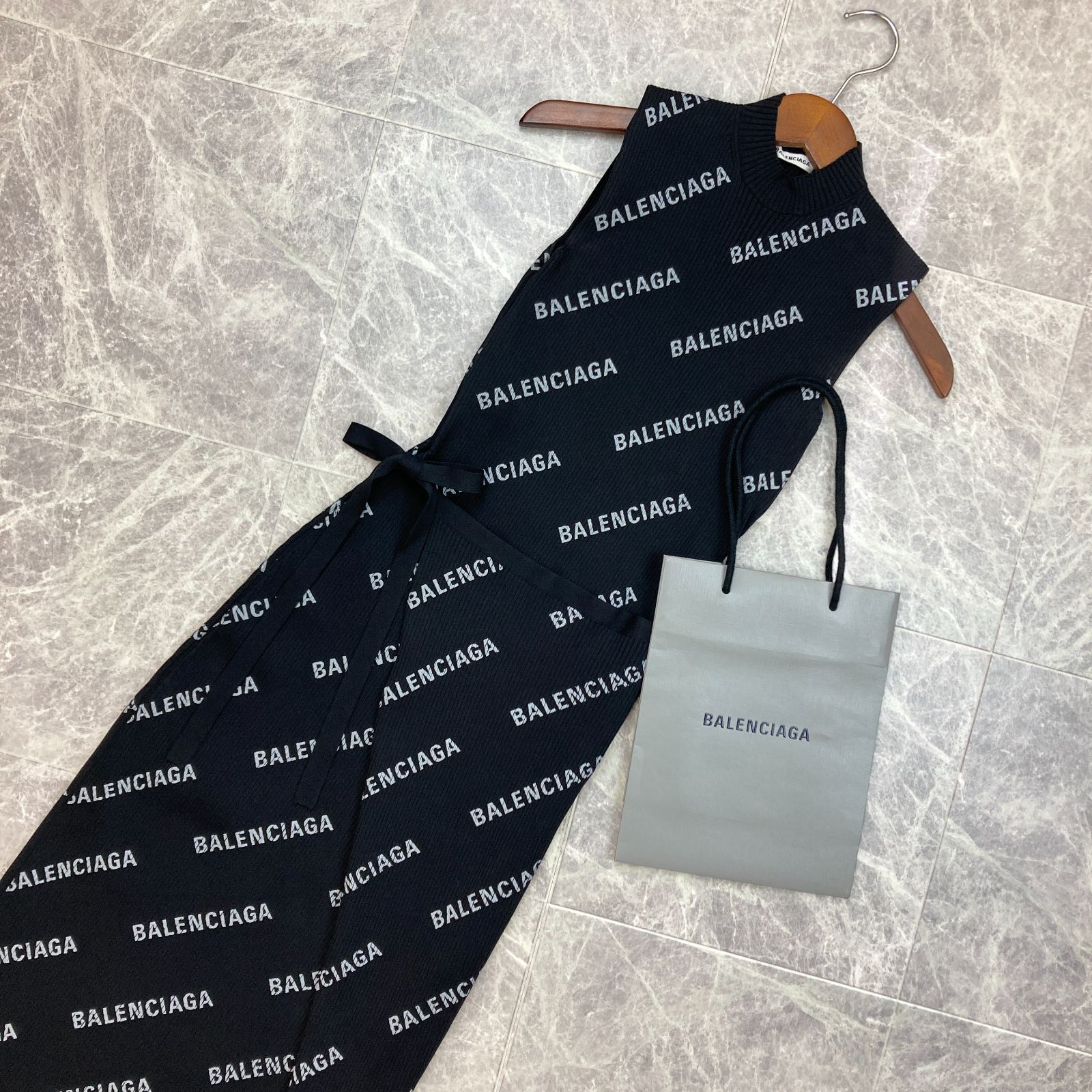 バレンシアガ.ノ－スリ－ブワンピ－スインナー付きM BALENCIAGA / バレンシアガ | ロゴプリント ラップ ノースリーブ
