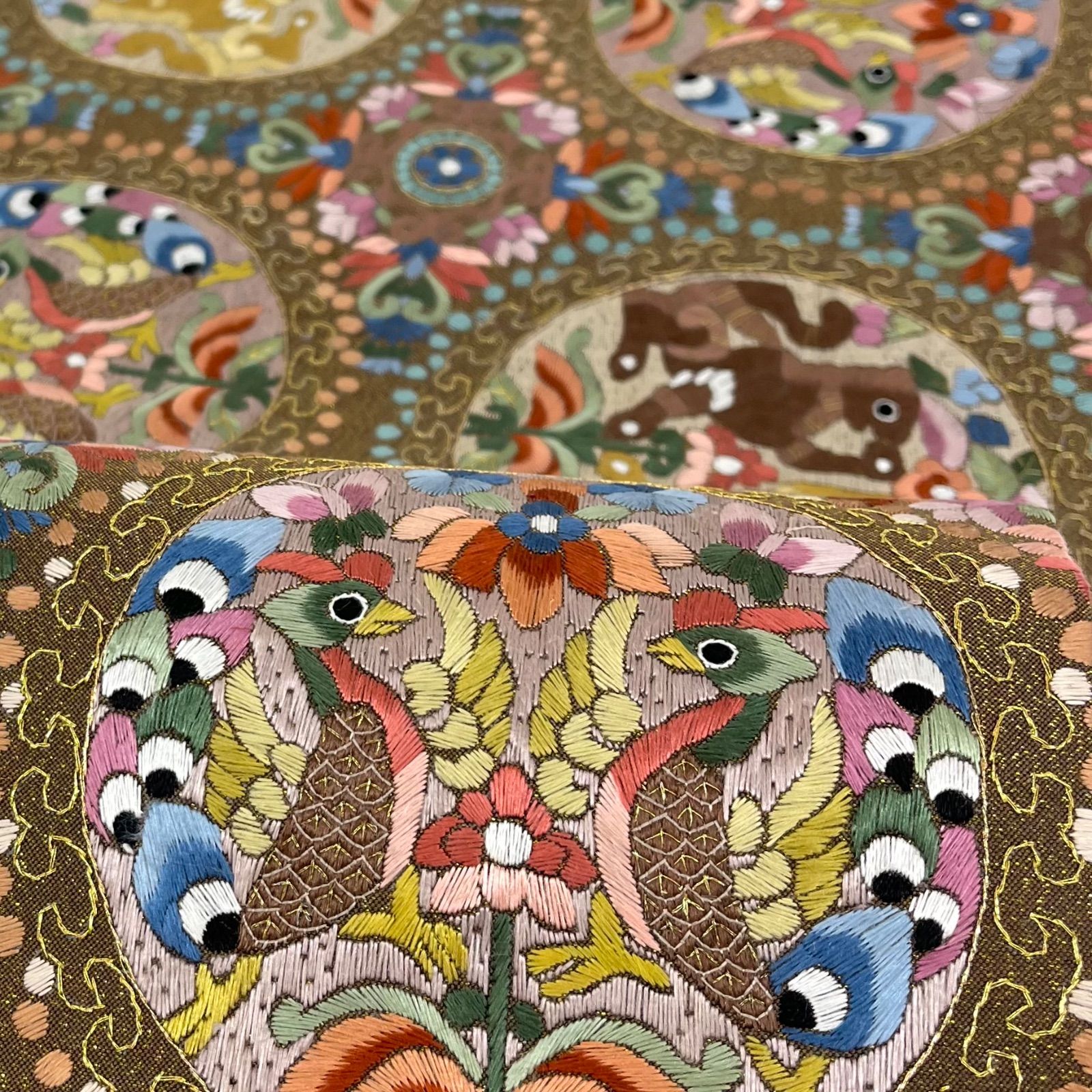 高級 袋帯 正絹 お太鼓柄 ポイント柄 蘇州刺繍 中国刺繍 金通し ブラウン 袋帯 未使用 フォーマル 正絹 手刺繍 蘇州刺繍 引箔地 金色地 菊 草花