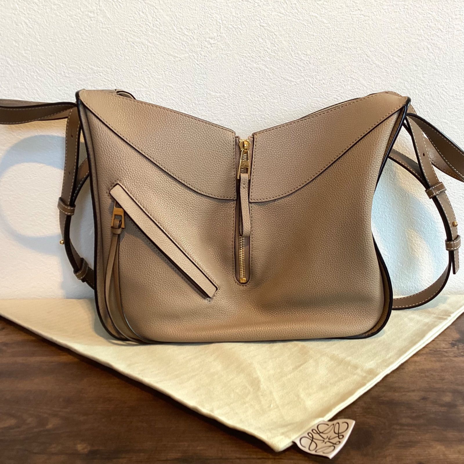 美品】LOEWE ハンモックバッグ スモール サンド 3WAY - メルカリ