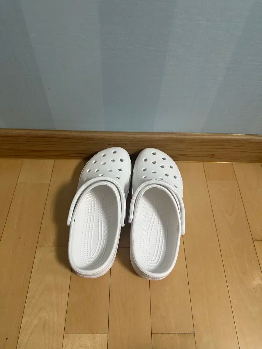 crocs