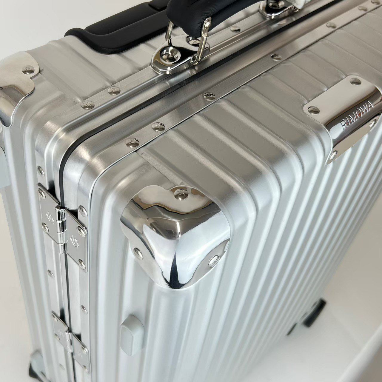 RIMOWA リモワ シルバー 中型キャリーケース 33L 楽天市場】シルバー（ブランドリモワ）（スーツケース・キャリー