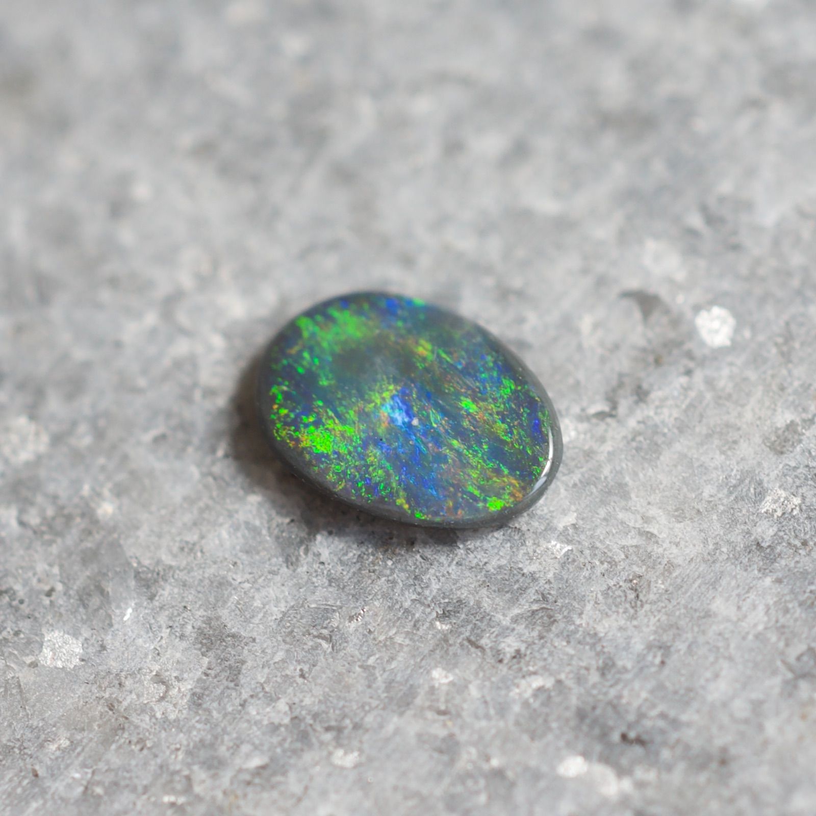 めだま！極ネオンライトニングリッジ産セミブラックオパール　24kgp 天然ブラックオパール 2.25ct 【クリスタル・美ブルー