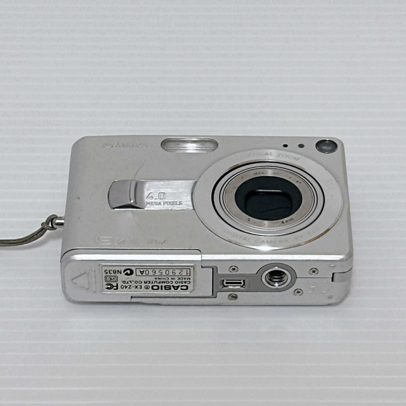 シルバー デジカメ