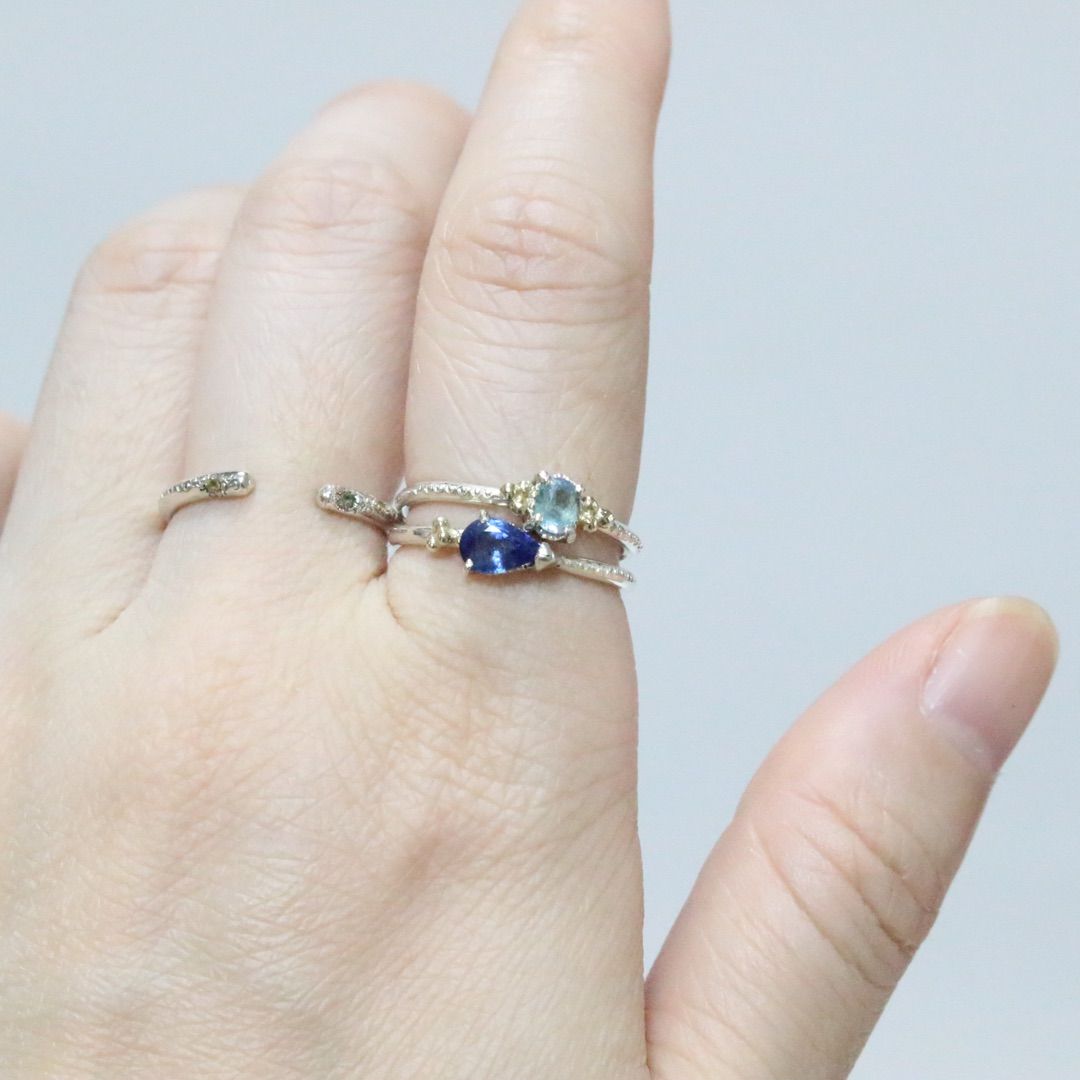 ペアシェイプのブルーサファイアK10粒々アシメミル打ちシルバーリング約9.5号 ペアシェイプのブルーサファイアK10粒々ミル打ちシルバーリング