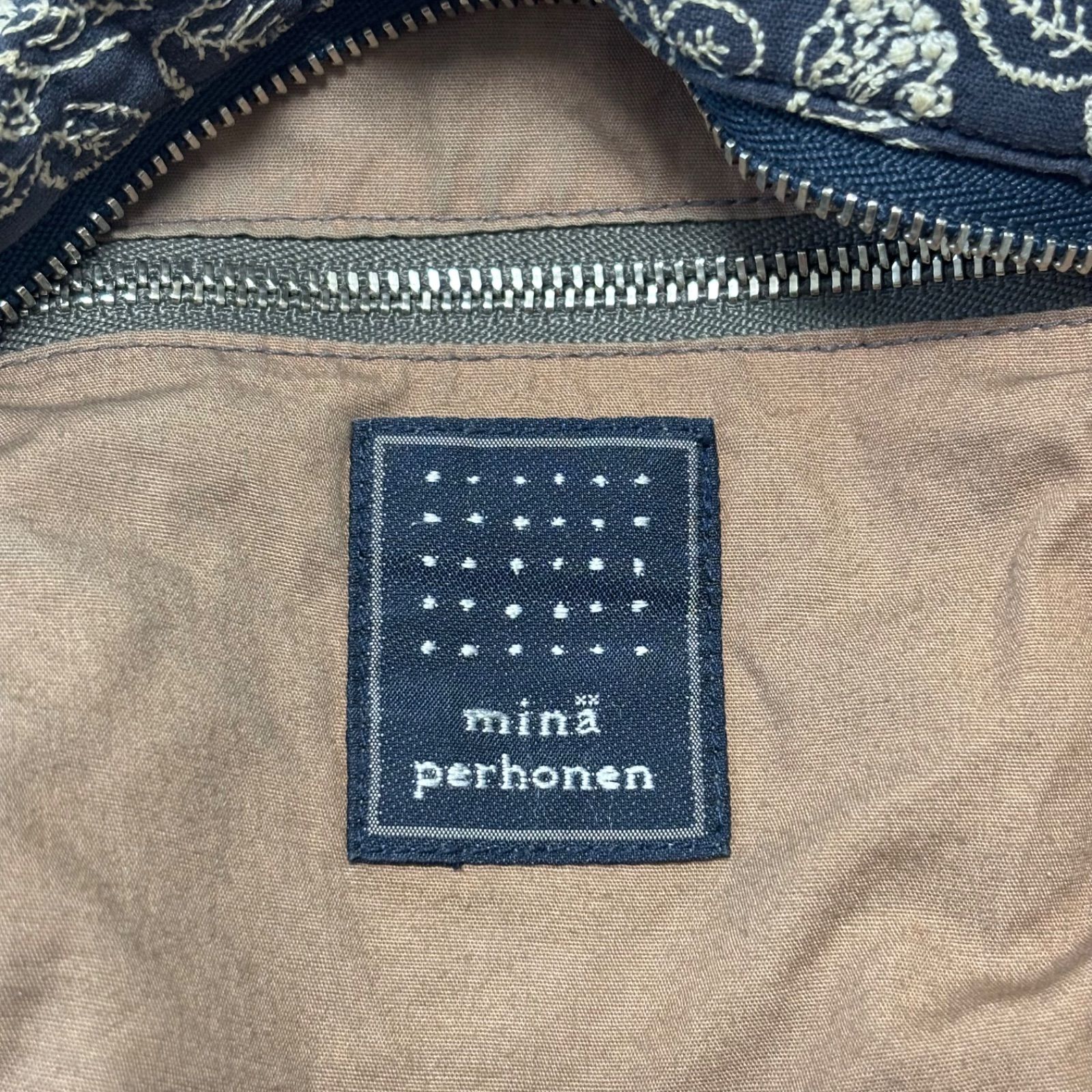 美品⭐️ミナペルホネン sometimes lucky 刺繍 ボディバッグ 美品⭐️ミナペルホネン sometimes lucky 刺繍 ボディバッグ