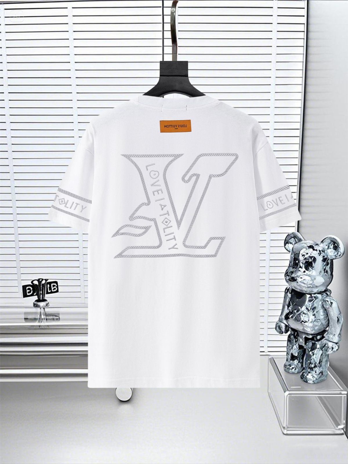 LOUIS VUITTON ホワイト　トップス　半袖　シルク　ロゴマーク 今日特価】Louis Vuitton/LV ルイヴィトン 25SS 刺繍ロゴ