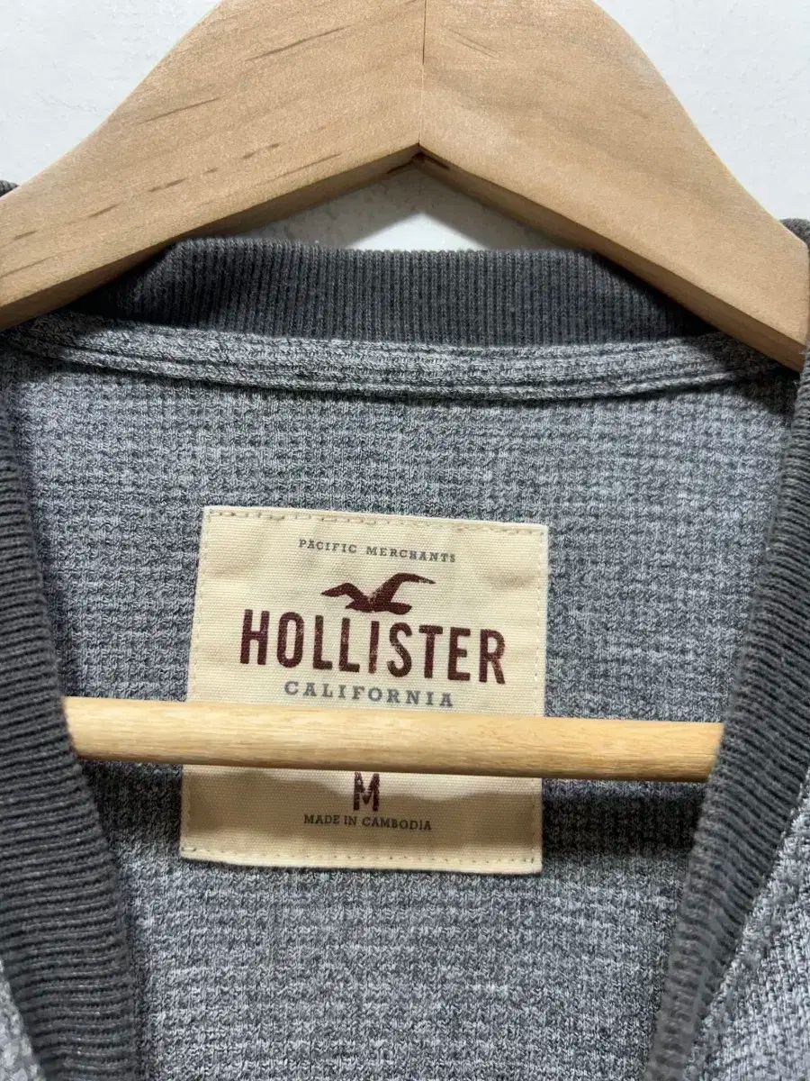 ホリスター HOLLSTER Tシャツ 長袖 ヘンリーネック ラガーシャツ ❣️Hollister グレー M 長袖 メンズ Hollister(ホリスター) ヘリー・ヘンリー・ネック 長袖Tシャツ グレー M ホリスター  長袖Tシャツ グレー