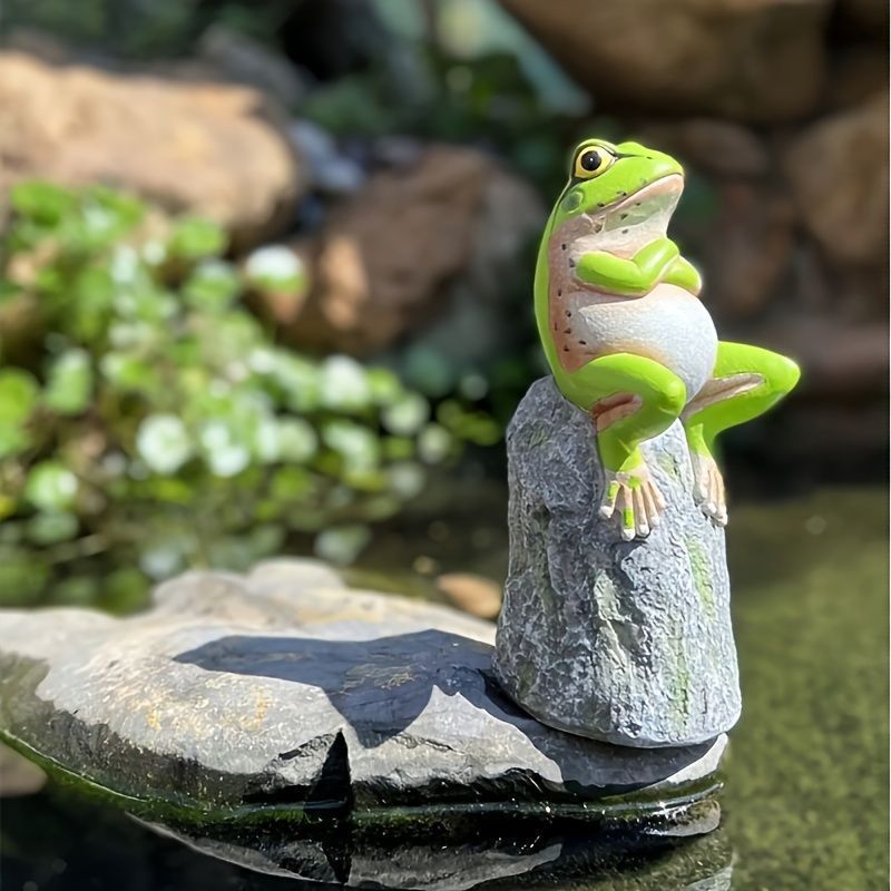 岩の上に乗っているカエル かえる