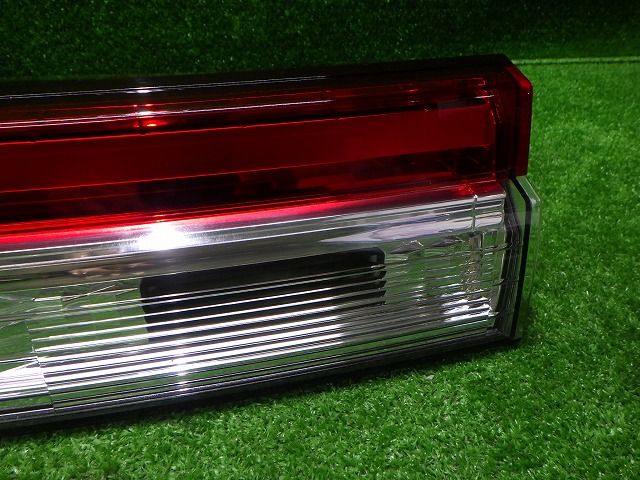 デリカD5 左テール 内側 バックドア CV 後期 1143-232 ミツビシ 250912052