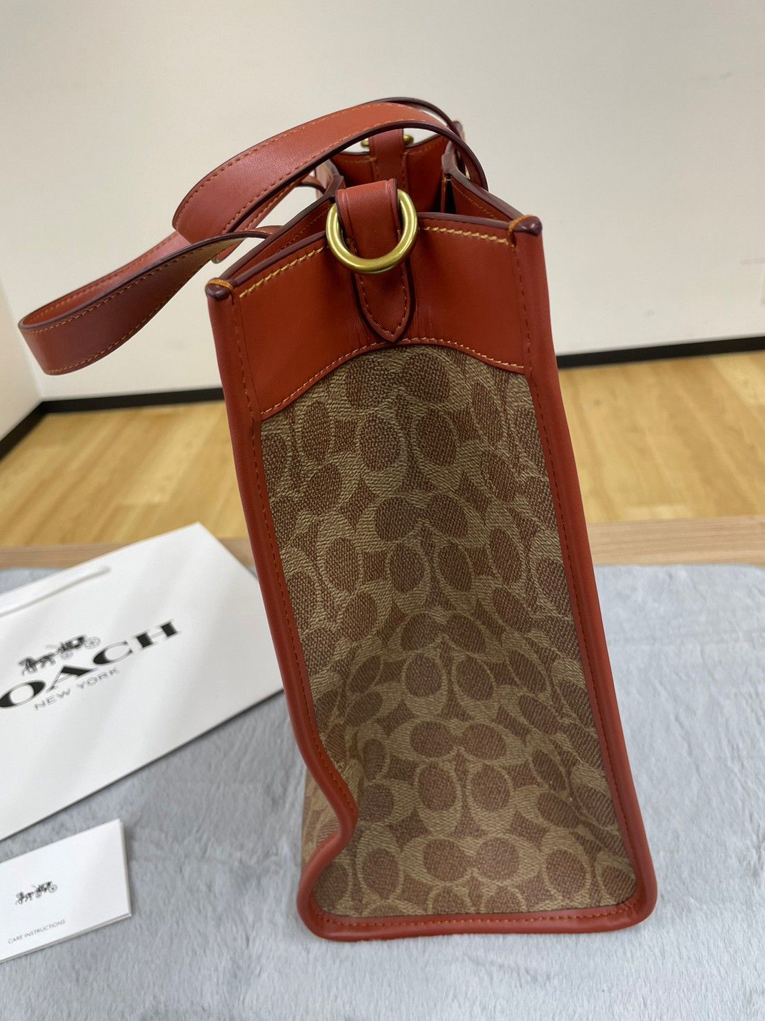 新品 フィールド トート イン シグネチャー キャンバス ウィズ パッチ