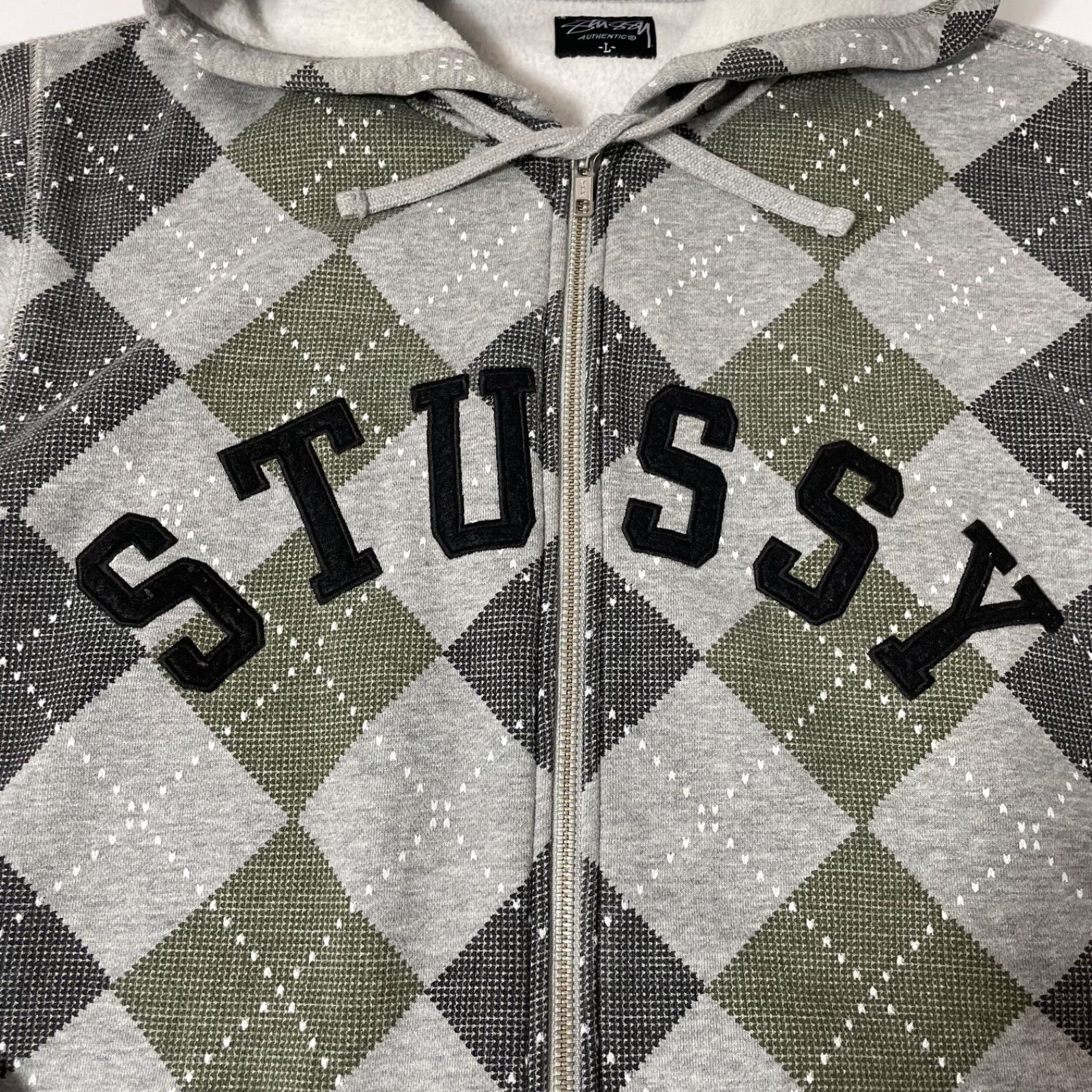 M1001-102-F STUSSY ステューシー アーチロゴ ジップアップパーカー アーガイル グレー 裏地 ボア 裏起毛 グレー カーキ Lサイズ  - メルカリ