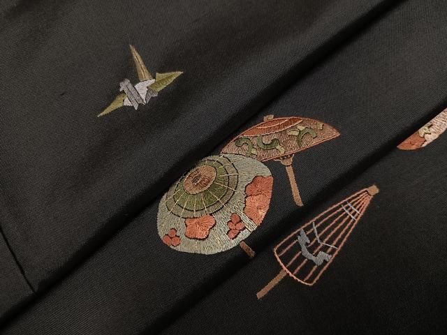 平和屋着物○本場大島紬 刺繍 番傘花文 折り鶴 黒地 正絹 逸品