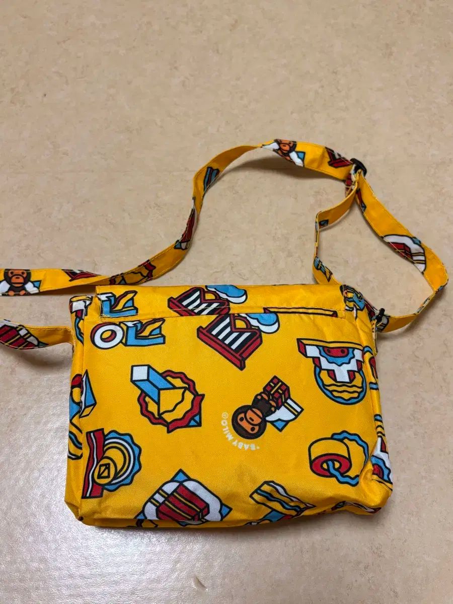 A BATHING APE アベイシングエイプ ベビー マイロ パターン 黄色 ミニ クロスボディバッグ