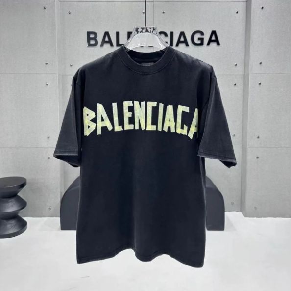 BALENCIAGA バレンシアガ Tape Type T シャツ黒い半袖です