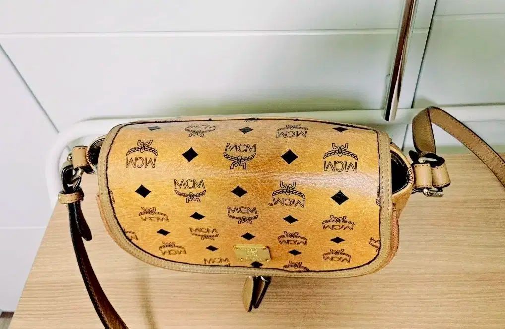 MCM ヴィセントス　スモールクロスボディバッグ MCM ヴィセントス スモールクロスボディバッグ MCM ヴィセトス