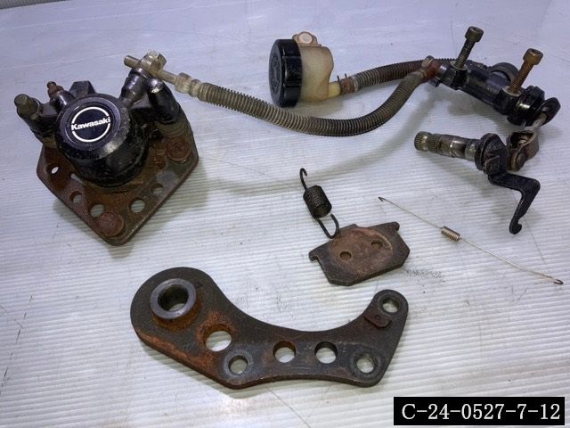 KAWASAKI GPZ400F リアブレーキマスター キャリパー Z400GP GPZ550F カワサキ 当時物 (C-24-0527-7-12)