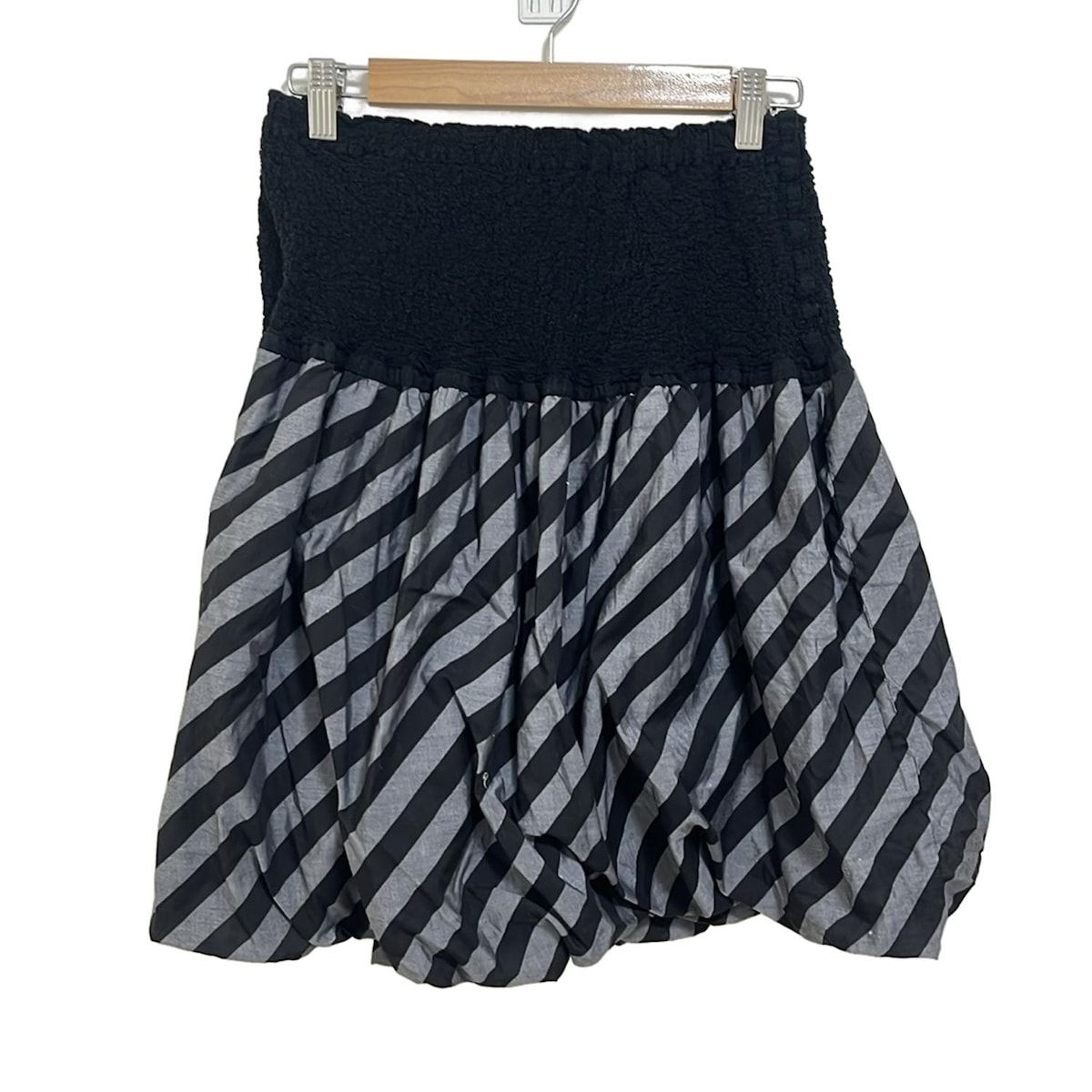 me ISSEY MIYAKE ミー イッセイミヤケ バルーンスカート レディース - 黒×グレー ひざ丈 ウエストゴム シワ加工 ストライプ