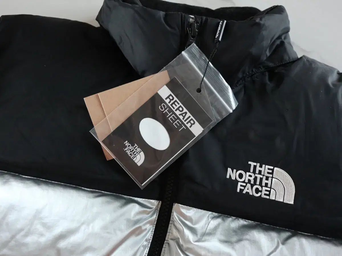 キッズ THE NORTH FACE ザノースフェイス ヌプシ シルバー サイズ 140
