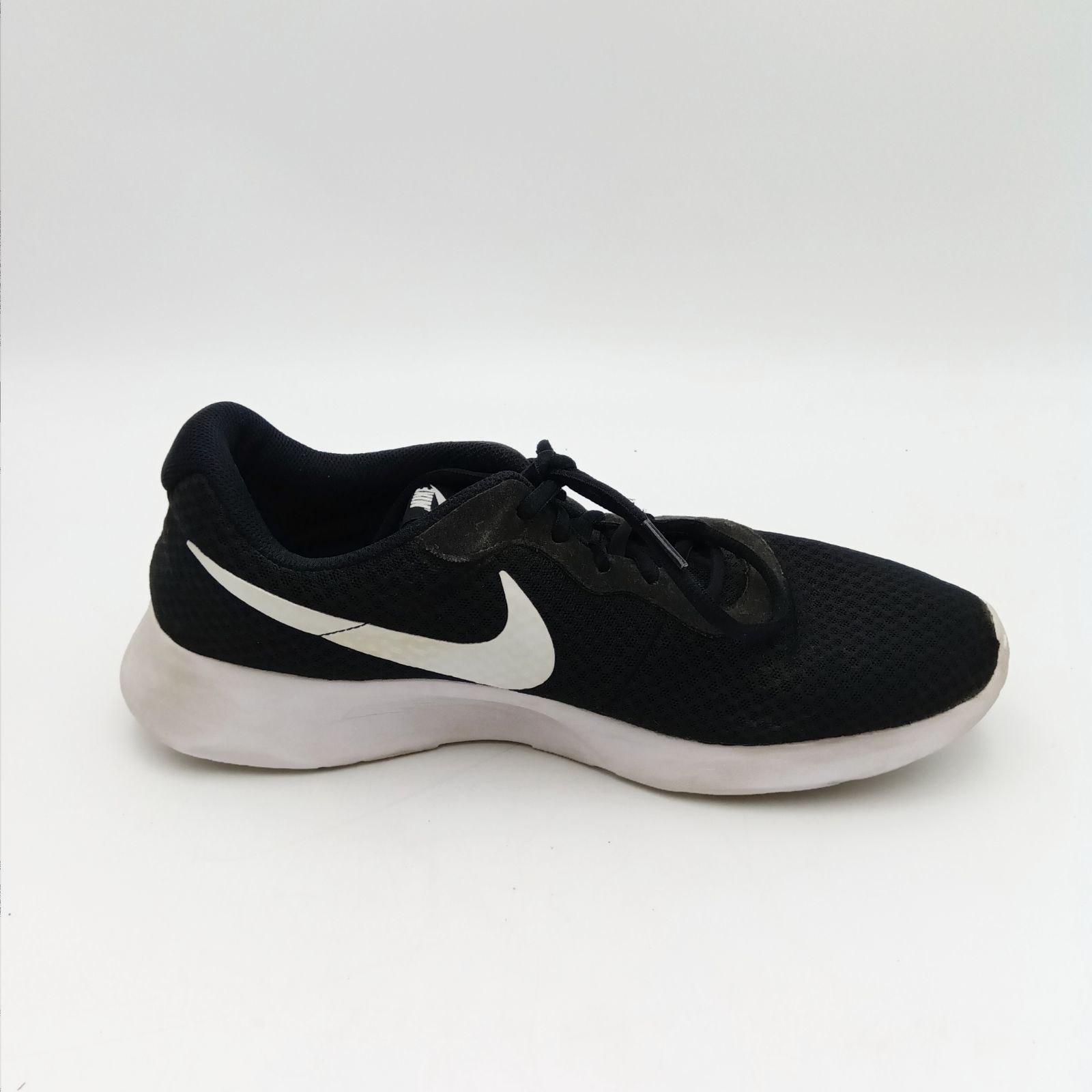 Nike tanjun trainers mens black online
