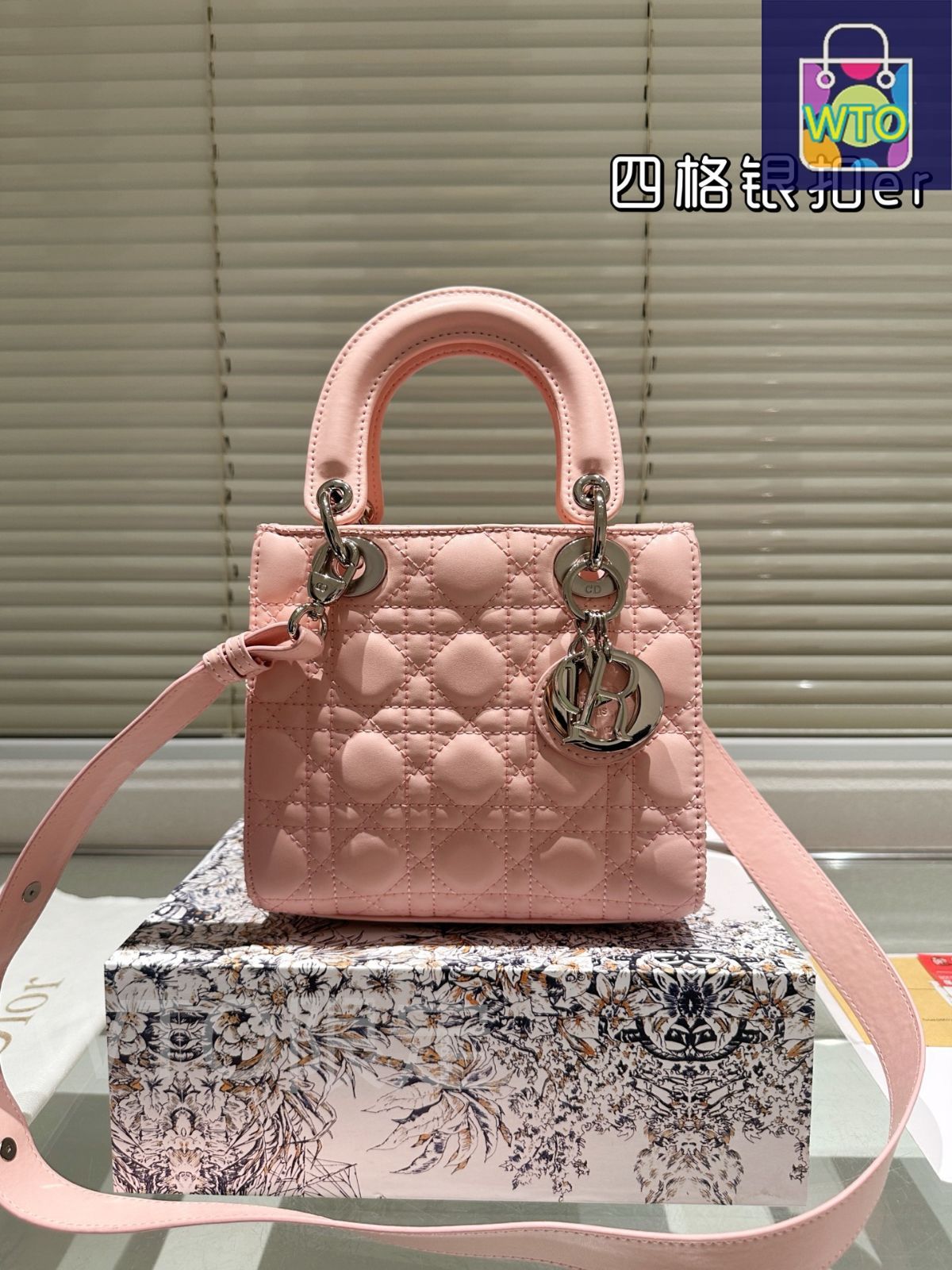 今日特価】Dior Lady Dior Lambskin Bag with Foldable Gift Box