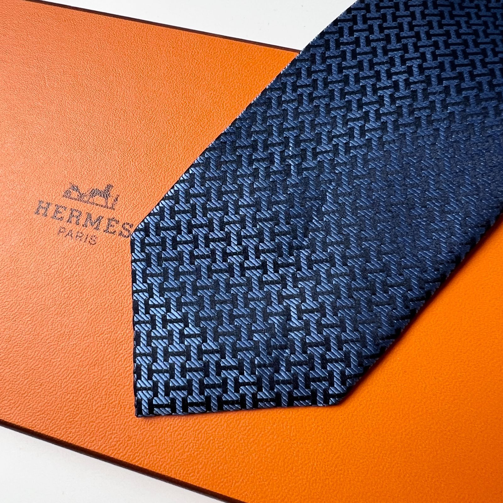 美品！エルメス［ファソネ］ニットタイ　ネクタイ　H柄　シルク100% 未使用 ネクタイ シルク100% HERMES エルメス ファソネH H柄 H織 刺繍