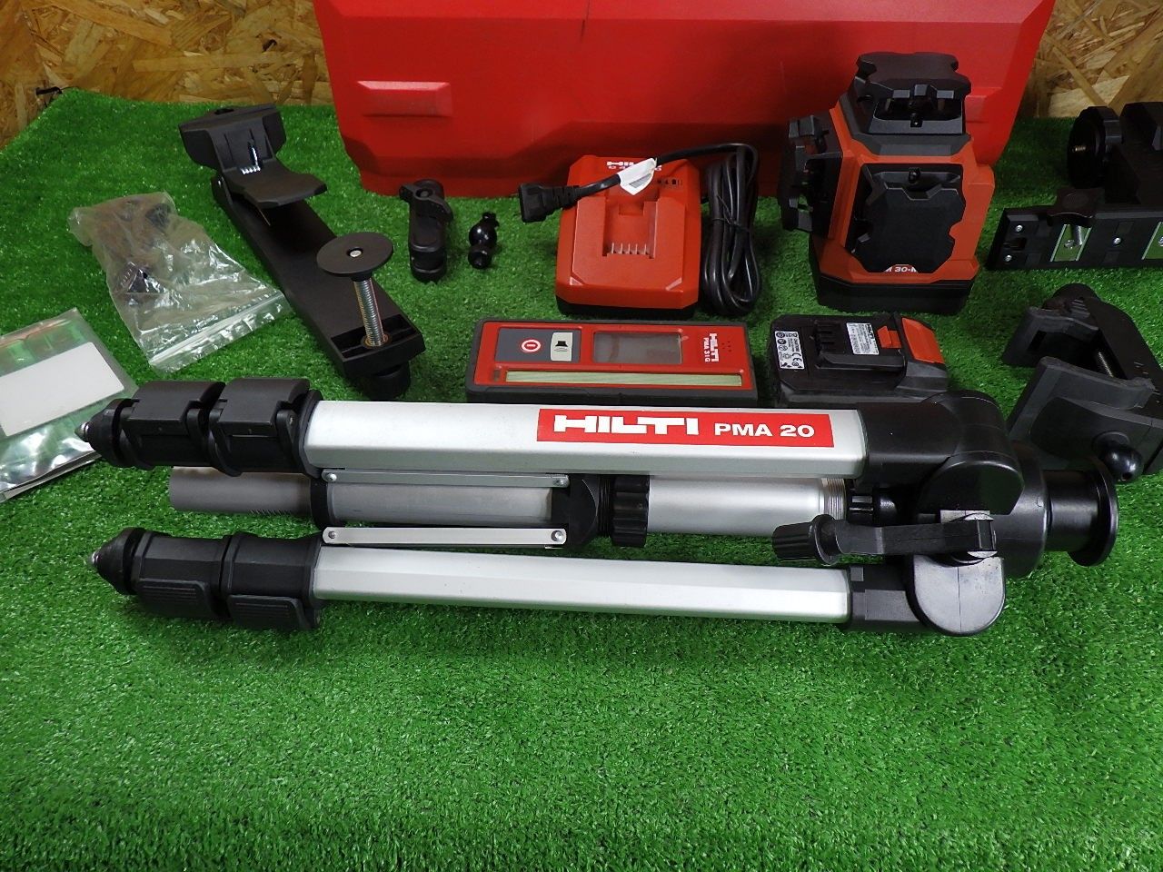無邪気な 三脚と受光器付き HILTI グリーンマルチ レーザー墨出し器 PM30-MG 見やすい 品 30日間返品無料。